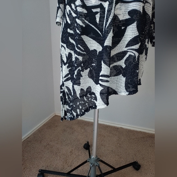 CHICO'S Travelers NWT  Slinky Stretch Mesh Top Size 2 US SM. Navy/wht 3/4 sleeve - Picture 8 of 11